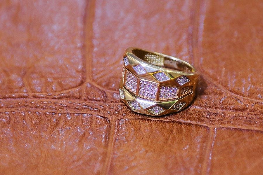 Arany gyűrű barna kínáló alapon