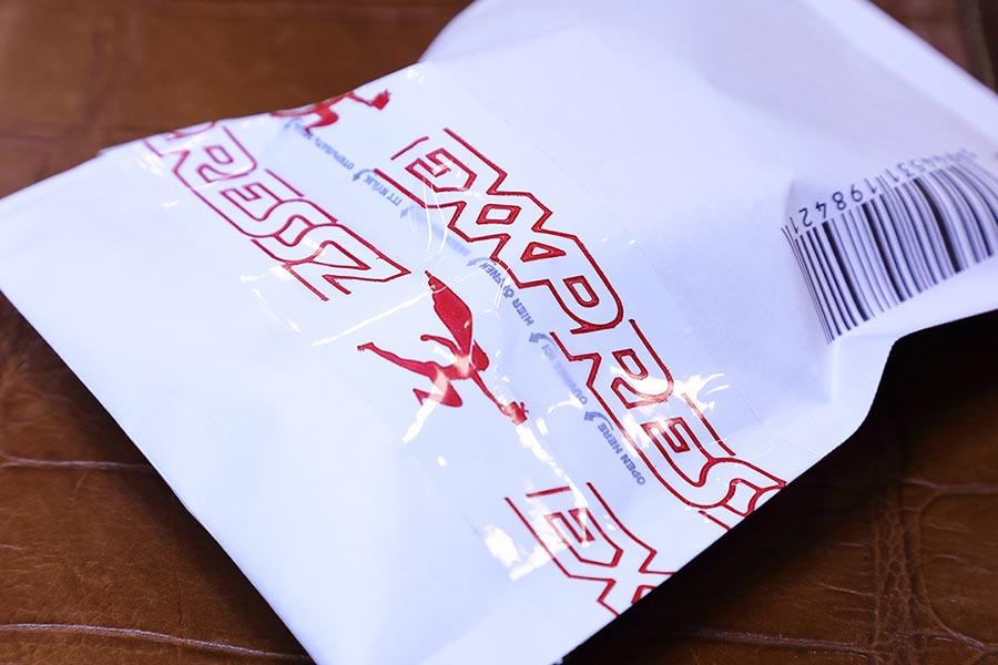 EXXPRESSZ felirattal és az ÉkszerExpressz logóval ellátott ragasztószalaggal lezárt boríték