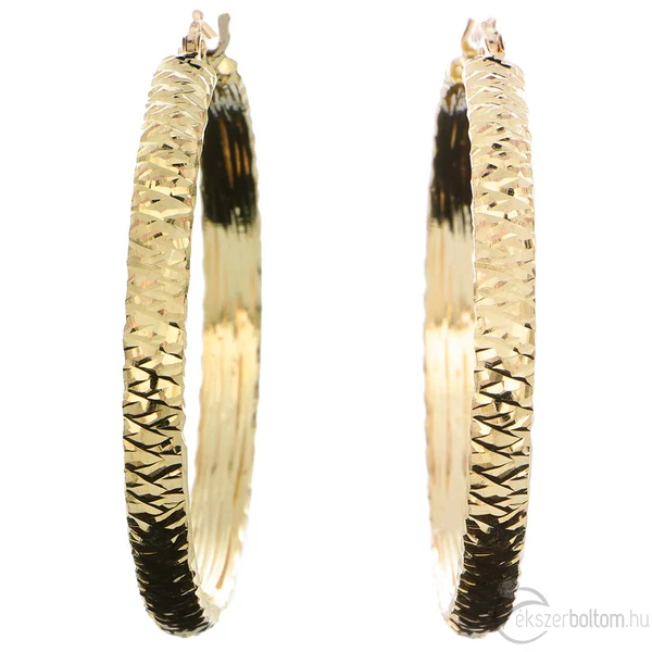 Közepes sorompózáras arany karika fülbevaló általános nézetben