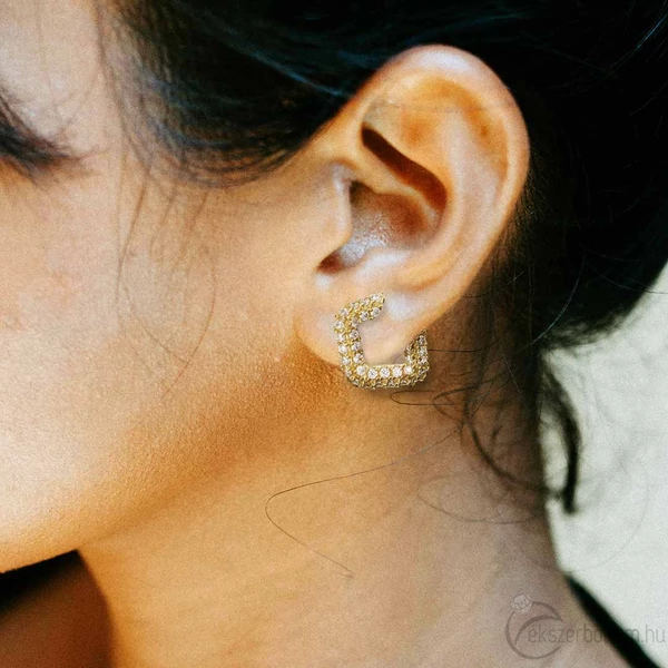 14 karátos sárga arany fülbevaló viselve (szimulált kép)