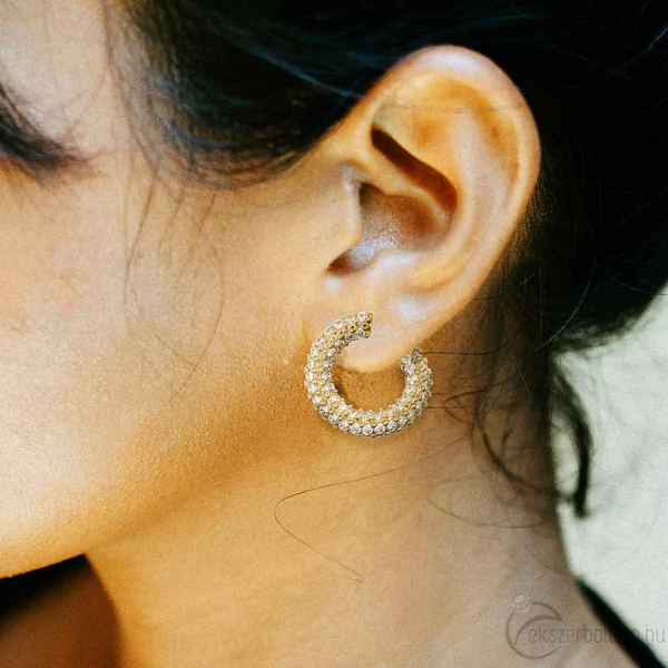 14 karátos sárga arany fülbevaló viselve (szimulált kép)