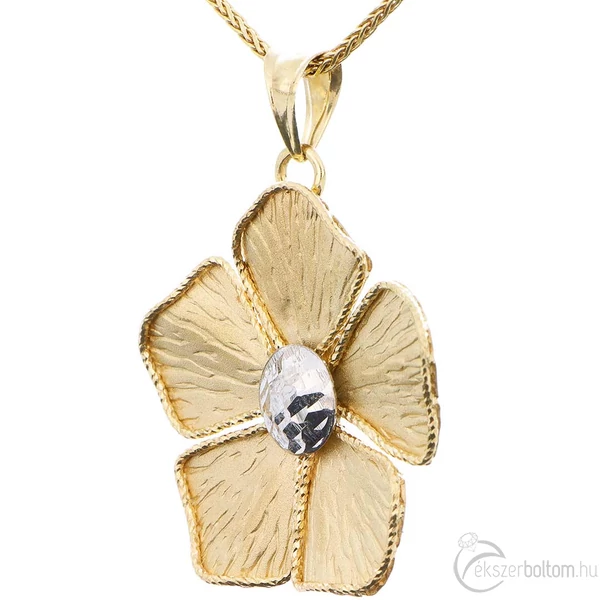 Vadrózsa medál láncon, kissé oldalról