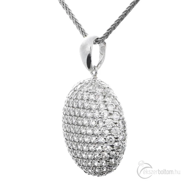 Domború köves medál láncon, kissé oldalról