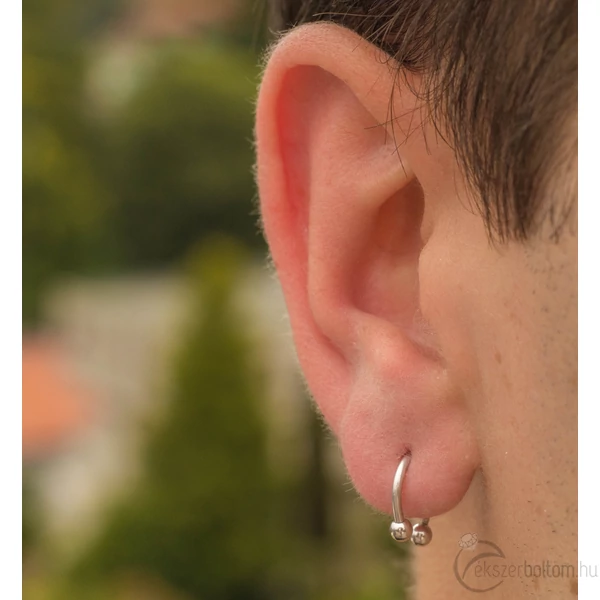 Diversa Septum Circular Barbell 18 karátos fehér arany piercing fülben viselve