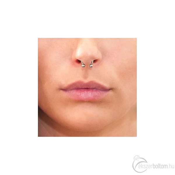 Diversa Septum Circular Barbell 18 karátos fehér arany piercing orrban viselve