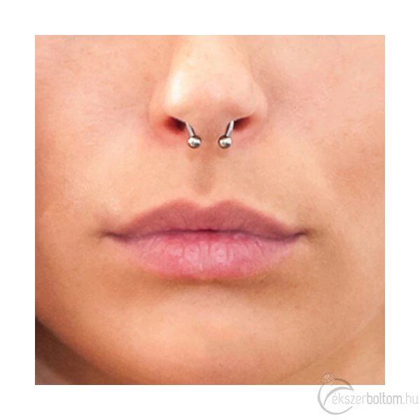 Diversa Septum Circular Barbell 18 karátos fehér arany piercing orrporcban viselve