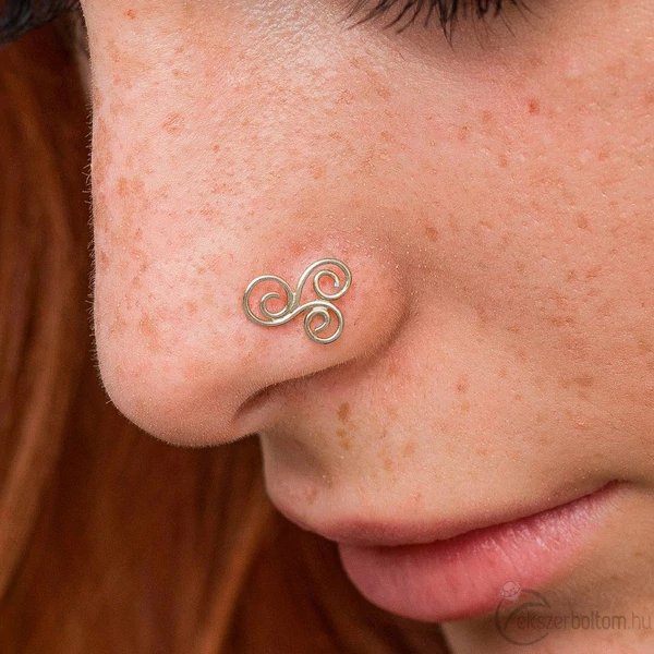 Diversa Triskelion fehér 18 kt arany orrpiercing viselve