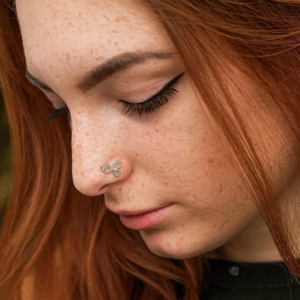 Diversa Triskelion fehér 18 kt arany orrpiercing viselve