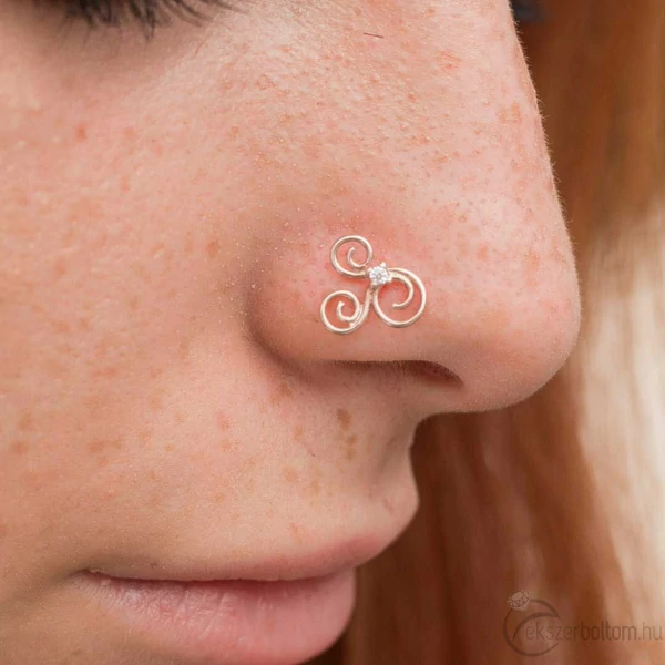 Triskelion CZ fehér 18 kt arany orrpiercing viselve