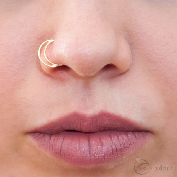 Diversa Mezza Luna 18 karátos sárga arany piercing orrcimpában viselve