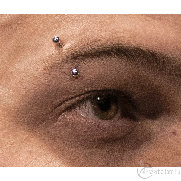 Diversa Curved Barbell 18kt fehér arany szemöldökpiercing viselve