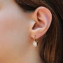 Kép 3/5 - Négyzet formájú 14 karátos sárga arany patentzáras fülbevaló viselve