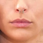 Kép 6/9 - Diversa Septum Circular Barbell 18 karátos fehér arany piercing orrban viselve