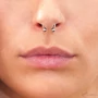 Kép 4/9 - Diversa Septum Circular Barbell 18 karátos fehér arany piercing orrporcban viselve