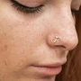 Kép 4/7 - Diversa Triskelion CZ fehér 18 kt arany orrpiercing