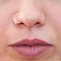 Kép 5/7 - Diversa Mezza Luna 18 karátos sárga arany piercing orrcimpában viselve
