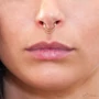 Kép 4/7 - Diversa Mezza Luna 18 karátos sárga arany piercing orrporcban viselve
