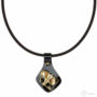 Kép 1/3 - Cango & Rinaldi Secret Garden fekete lakkbőr nyaklánc arany színű, pillangó alakú dísszel